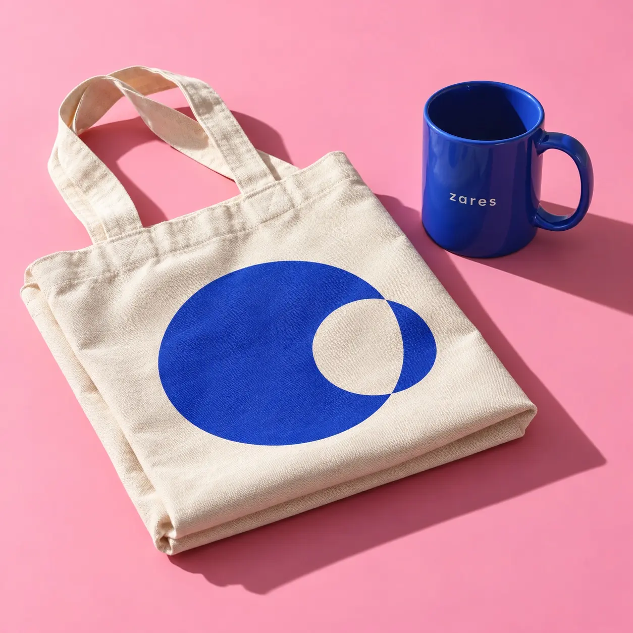 Propuesta conceptual de tote bag y taza personalizada Zares